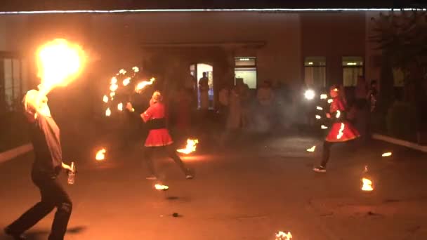 BOBRUISK, BELARUS 10.07.20: Belo espetáculo de fogo à noite. As pessoas mostram truques perigosos, câmera lenta — Vídeo de Stock