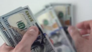 Adam 100 Amerikan Doları 'nı sayıyor. Rüşvet ve yolsuzluk kavramı. Finans ve yatırım. Nakit para. 100 'lük banknotların döviz değişimi. Tepeden bakınca. Zengin iş ekonomisi