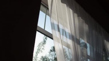Pencerenin dışında perdeli büyük bir pencere bahar rüzgarı esiyor ve güneş parlıyor. Arkaplan, boşluğu kopyala