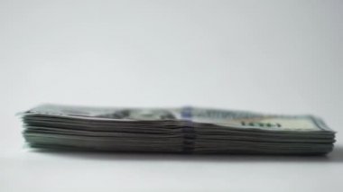 100 Amerikan Doları 'na yakın para izole edilmiş bir geçmişe gidiyor. Finans ve yatırım konsepti. Nakit para. Amerika 'nın zengin iş ekonomisi. 100 doların döviz değişimi.