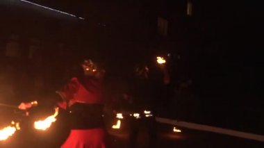 BOBRUISK, BELARUS 10.07.20: gece yangın gösterisi ile güzel performans. İnsanlar tehlikeli numaralar sergiliyor, ağır çekim.