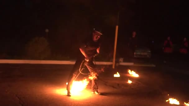 BOBRUISK, BELARUS 10.07.20: Penampilan yang indah dengan pertunjukan api di malam hari. Orang-orang menunjukkan trik berbahaya, gerakan lambat — Stok Video
