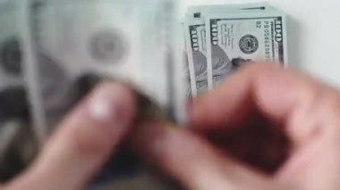 Zaman ayarlayıcısı 100 Amerikan dolarını sayıyor. Yozlaşma ve rüşvet konsepti. Nakit para. Yatırım ve Finans. 100 'lük banknotların döviz değişimi. Üst Manzara. Zengin iş ekonomisi