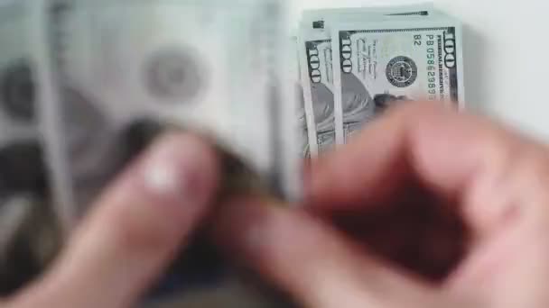 Timelapse hombre cuenta pila de 100 dólares americanos dinero. Concepto de corrupción y soborno. Billetes en efectivo. Inversiones y Finanzas. Cambio de moneda de cien billetes. Vista superior. Economía empresarial rica — Vídeo de stock