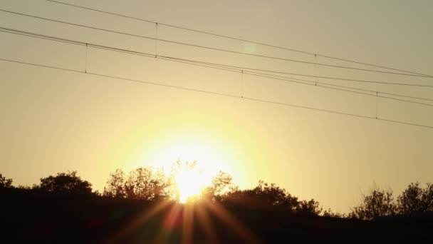 Onderhoud en reparatie treinritten op de spoorweg bij zonsondergang in silhouet. Zonnestralen schijnen.. — Stockvideo