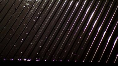 Arka planda, gece evin çatısına damlayan yağmur damlaları. Şiddetli yağmur, metin için boşluk kopyala