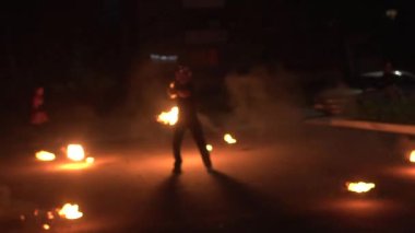 BOBRUISK, BELARUS 10.07.20: gece yangın gösterisi ile güzel performans. İnsanlar tehlikeli numaralar sergiliyor, ağır çekim.