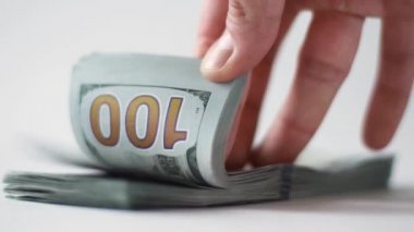 El sayımı 100 Amerikan doları. Ağır çekimde para. Nakit para. Rüşvet konsepti. 100 'lük banknotların döviz değişimi. Finans yatırımı. Zengin iş ekonomisi. Boşluğu kopyala