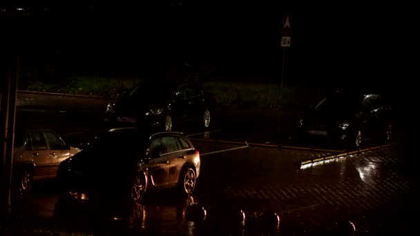 Auta parkují v noci, venku prší, podzim. Pozadí — Stock video