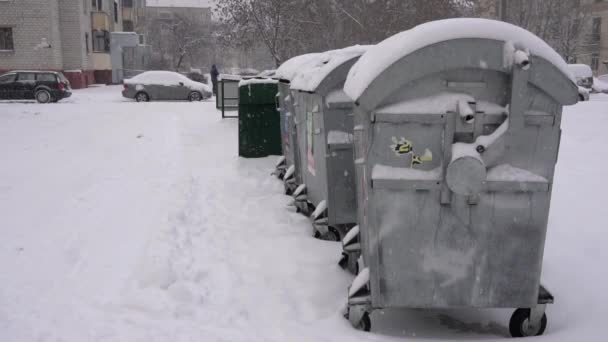 Soptunnor på vintern på ett lager snö på vintern i staden. Avfallssortering, kopieringsutrymme, slow motion — Stockvideo