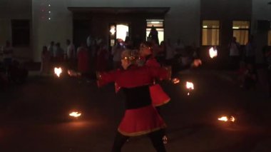 BOBRUISK, BELARUS 10.07.20: gece yangın gösterisi ile güzel performans. İnsanlar tehlikeli numaralar sergiliyor, ağır çekim.