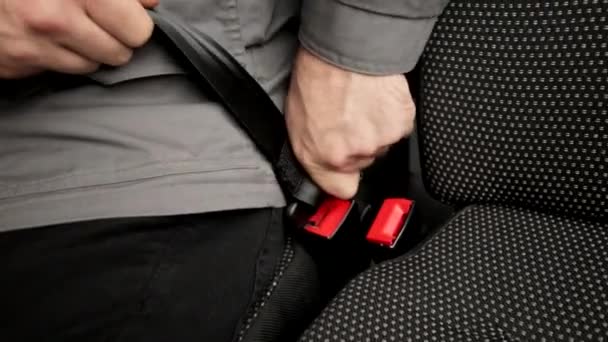 Um motorista de carro masculino verifica um grampo de cinto de segurança preso. Conceito de segurança automóvel, close-up — Vídeo de Stock