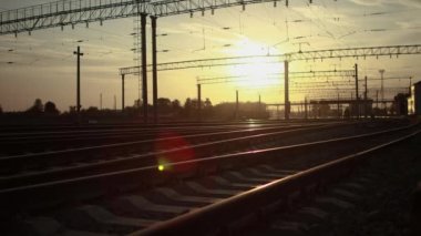 Eski sovyet yol değiştirici dizel elektrikli lokomotif tren gün batımında tren istasyonunun yakınındaki demiryolunda..