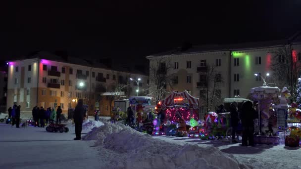 Látnivalók a gyerekek télen a városban az új év és a karácsony, megvilágítás — Stock videók