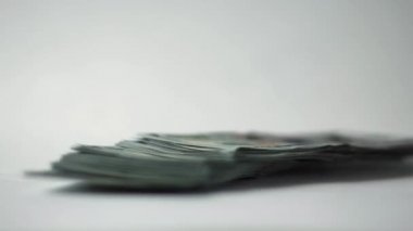 Adam izole edilmiş bir geçmişe 100 Amerikan doları saçıyor. Finans ve yatırım konsepti. Ağır çekim. Amerika 'nın zengin iş ekonomisi. 100 doların döviz değişimi.