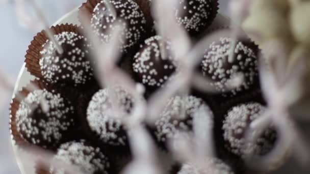 Bolos de bolos de chocolate decorados com coco na mesa do banquete. Doce sobremesa — Vídeo de Stock