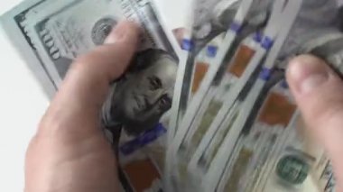 CU Man 100 Amerikan doları para tomarı sayıyor. Nakit para. Rüşvet ve yolsuzluk kavramı. Finans ve yatırım. 100 'lük banknotların döviz değişimi. Tepeden bakınca. Zengin iş ekonomisi