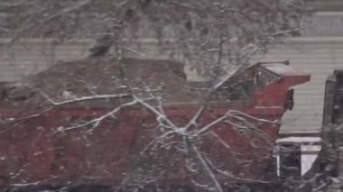 Bir kamyon kışın kar altında yol reaktörleri taşır. Buzdan yol karışımı serpiştirme konsepti, yavaş çekim