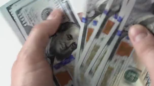 Ο CU Man μετράει 100 αμερικάνικα δολάρια. Τραπεζογραμμάτια. Δωροδοκία και διαφθορά. Οικονομικά και επενδύσεις. Συνάλλαγμα εκατό χαρτονομισμάτων. Εναέρια άποψη πάνω. Πλούσια επιχειρηματική οικονομία — Αρχείο Βίντεο