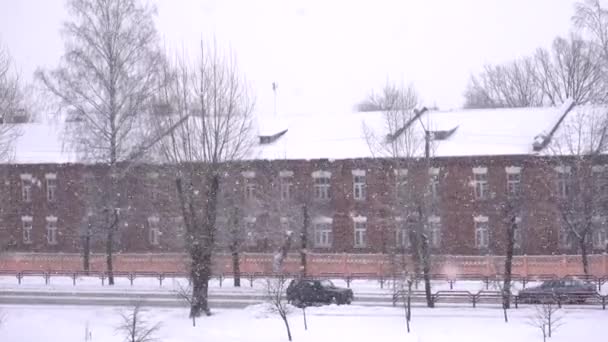 Antiguo edificio arquitectónico de ladrillo rojo en invierno, está nevando. Clima de invierno — Vídeo de stock