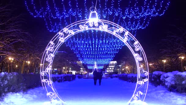 Schöner blauer Bogen in der Stadt im Winter. Stadtdekoration für das neue Jahr, Hintergrund — Stockvideo