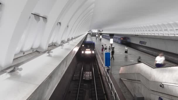 รถไฟใต้ดินมาถึงสถานีรถไฟใต้ดินรัสเซียและออกเดินทาง หมดเวลาแล้ว ผู้โดยสารกําลังรอการมาถึงของรถไฟใต้ดินและขึ้นเครื่อง ผู้คนจะไปทํางาน ภายในระบบขนส่งสาธารณะ — วีดีโอสต็อก