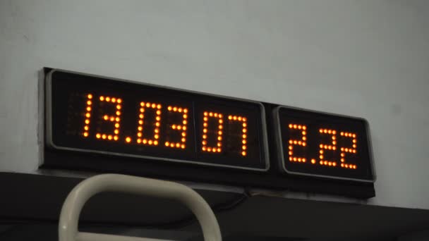 Rus metro istasyonundaki metro trenlerinin varış ve kalkış saatlerinin olduğu eski dijital ekran. Platformun üstüne zamanlayıcı takıldı. Yakın çekim. — Stok video