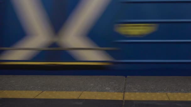 Metro treni metro istasyonuna varıyor ve kalkış saati, zaman ayarlı. Rus metrosundan vagonlara binen yolcular. İnsanlar işe gidiyor. Toplu taşıma içinde. Yan görünüm, yakın çekim — Stok video