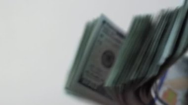 100 Amerikan Doları 'nı ağır çekimde el sıkışıyoruz. Nakit para. Yozlaşma ve rüşvet konsepti. 100 'lük banknotların döviz değişimi. Finans, yatırım. Zengin iş ekonomisi