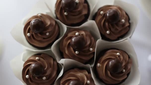 Schokoladen-Muffins-Kuchen mit Kokosnuss auf dem Banketttisch. Süßes Dessert — Stockvideo