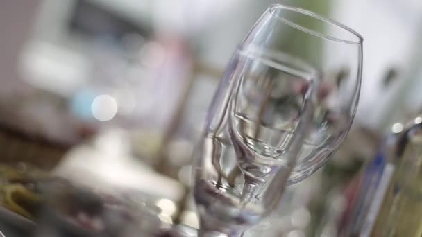 Banquet table setting with glasses and bottles of alcohol. Background, restaurant — Stock Video