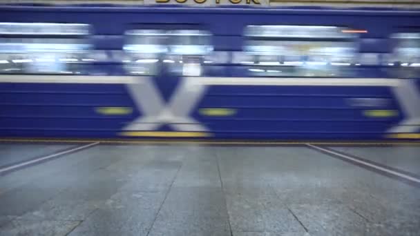 U-Bahn-Zug kommt in U-Bahn-Station und Abfahrten, Zeitraffer. Passagiere steigen in der russischen U-Bahn aus den Waggons. Die Menschen gehen arbeiten. In öffentlichen Verkehrsmitteln. Seitenansicht Weitwinkel — Stockvideo