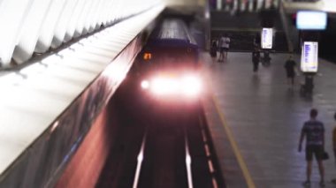 Yeraltı treni Rus metro istasyonuna varıyor ve kalkıyor. İnsanlar metronun gelişini bekliyor. Yolcular inip bir vagona biniyor. Toplu taşıma. Eğim-Değiştirme efektleri