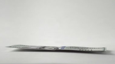 Yakından çekilen eller 100 Amerikan dolarının destesini sayıyor. Nakit para. Yozlaşma ve rüşvet konsepti. 100 'lük banknotların döviz değişimi. Yatırım, finans. Zengin iş ekonomisi