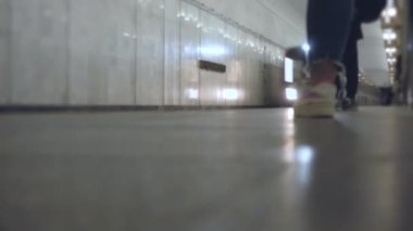 Modern metro treni metro istasyonuna varır ve ayrılır. Zaman ayarlı. İnsanlar vagonların yeraltına inmesini bekliyor. Yolcular inip bir vagona binecek. Toplu taşıma