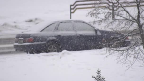 Śnieg pada na tło samochodu, przestrzeń kopiowania. Zwolniony ruch, problem z samochodem — Wideo stockowe