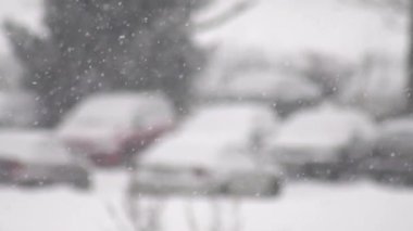 Otoparkın arka planında şiddetli kar yağışı var, fotokopi alanı. Ağır çekim, kar fırtınası