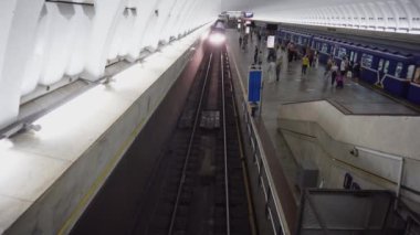 MINSK, BELARUS 08.06.20: bir metro istasyonunun içinde. Yolcular trenin yeraltına inmesini ve uçağa binmesini bekliyorlar. Geniş açı çekimi