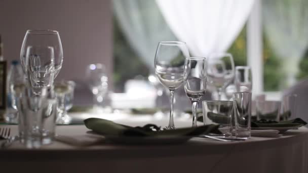 Mesa de banquete con vasos y botellas de alcohol. Fondo, restaurante — Vídeos de Stock