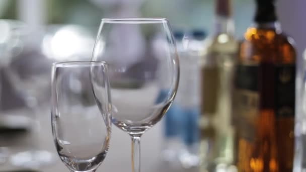 Mesa de banquete con vasos y botellas de alcohol. Fondo, restaurante — Vídeos de Stock