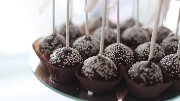 Chocolade muffins-cakes versierd met kokosnoot op de bankettafel. Zoet dessert — Stockvideo