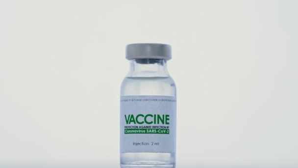 Arzt nimmt Spritze für Injektion aus Kolben mit Impfstoff für COVID-19 Coronavirus Heilung im Forschungslabor. Impfkonzept Pandemie. Makro, Hand in Hand mit einem medizinischen Schutzhandschuh. Flasche steht im Vordergrund — Stockvideo