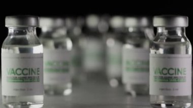COVID-19 koronavirüs tedavisi için aşı şişeleri enjeksiyondan önce araştırma laboratuvarında. Aşı, salgın sırasında klinik deney. Şişeler, şişeler. Geniş ölçekli makro kaydırma aracı. SARS-Cov-2. Kimse.