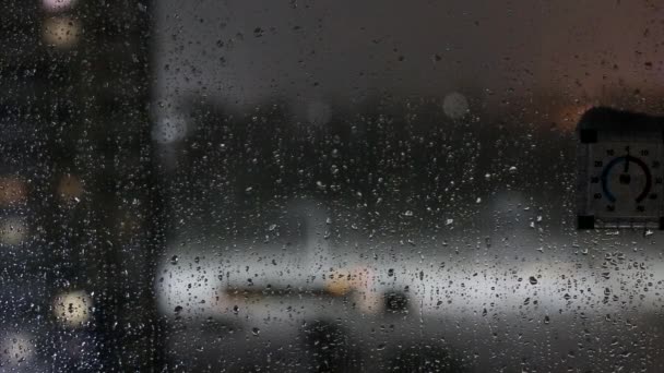 Druppels natte sneeuw en regen stromen door het glas, achtergrond. Nachttijd, slecht weer, vroege lente. Kopieer ruimte voor tekst, dooi — Stockvideo