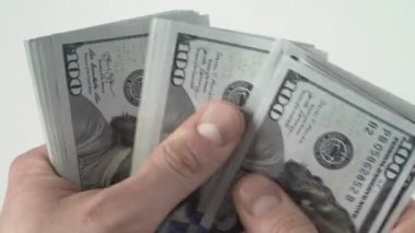 CU 100 Amerikan doları destesini sayıyor. Nakit para. Yozlaşma ve rüşvet konsepti. 100 'lük banknotların döviz değişimi. Finans, yatırım. Tepeden bakınca. Zengin iş ekonomisi