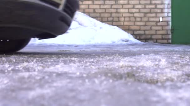 Brzdná dráha auta na ledě a sněhu v zimě. Koncept zimních pneumatik, detailní záběr — Stock video