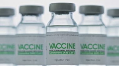 COVID-19 koronavirüs tedavisi için gereken aşılar enjeksiyondan önce araştırma laboratuvarında. Aşı, salgın sırasında klinik deney. Şişeler, şişeler. Geniş ölçekli makro sürgülü bebek atışı. Hiç kimse, hiç kimse