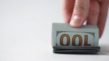 El sayımı 100 Amerikan doları. Ağır çekimde para. Nakit para. Rüşvet konsepti. 100 'lük banknotların döviz değişimi. Finans, yatırım. Zengin iş ekonomisi. Boşluğu kopyala
