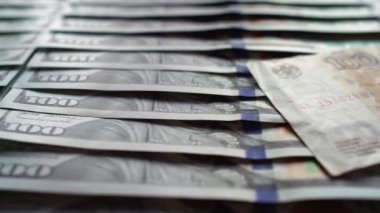 Yüz Rus rublesi bir sürü yeni yüz dolarlık banknotun üzerinde. Para, nakit para. Döviz kurları. Finans ve yatırım konsepti. ABD 'nin zengin iş ekonomisi. Kaydırıcı Dolly
