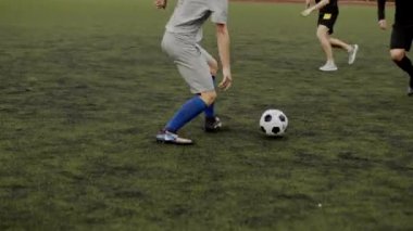 Arkadaşlar futbol oynar ve birbirlerine pas verirler. Küçük bir stadyumda futbol amatör maçı. Egzersiz eğitimi. Takım arkadaşlığı maçı. Spor.